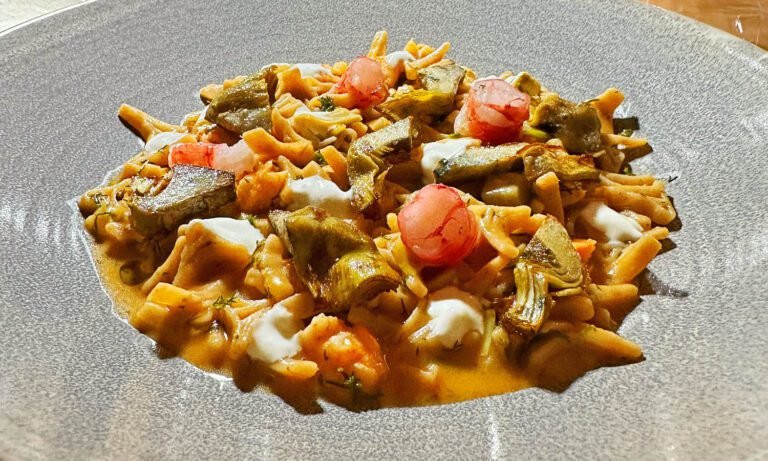 una ciotola di pasta con grani antichi