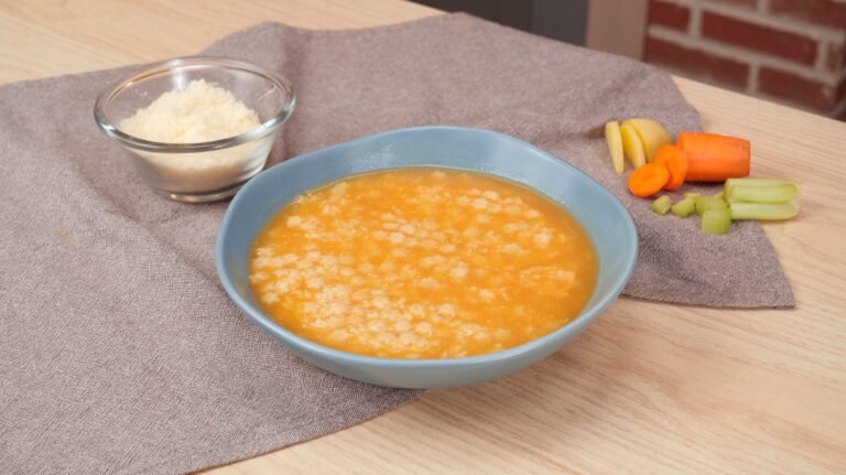 una ciotola di pastina in brodo fumante