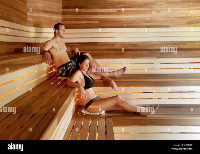 una coppia che si rilassa in una spa