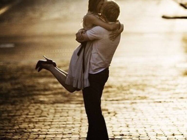 Cosa c'è da sapere su "Mr. and Mrs. Smith" e il suo significato 30 una coppia che si scontra in un abbraccio