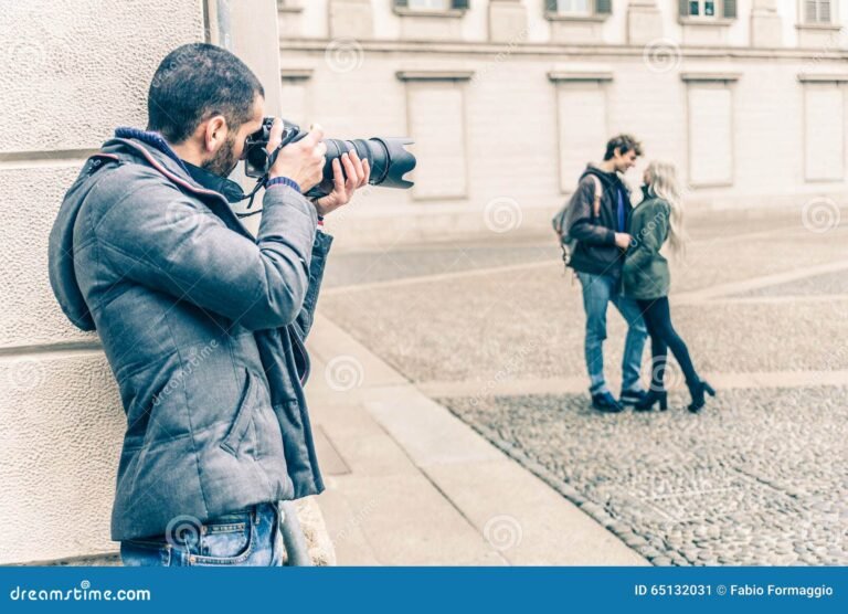 una coppia in azione stile spia