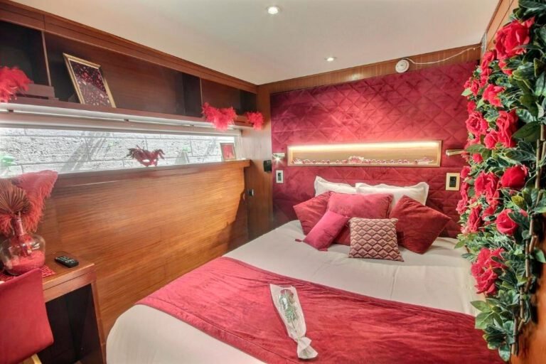 una coppia romantica in un ambiente elegante