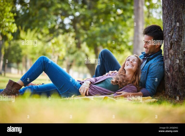 una coppia sorridente in un parco