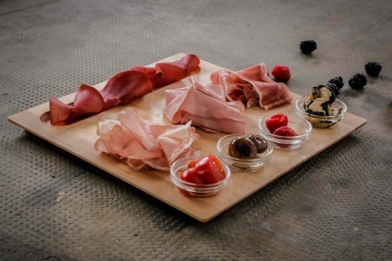 una coscia di prosciutto crudo su un tagliere