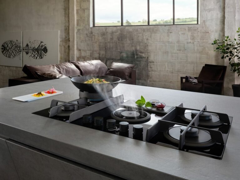 una cucina con piano cottura in ghisa