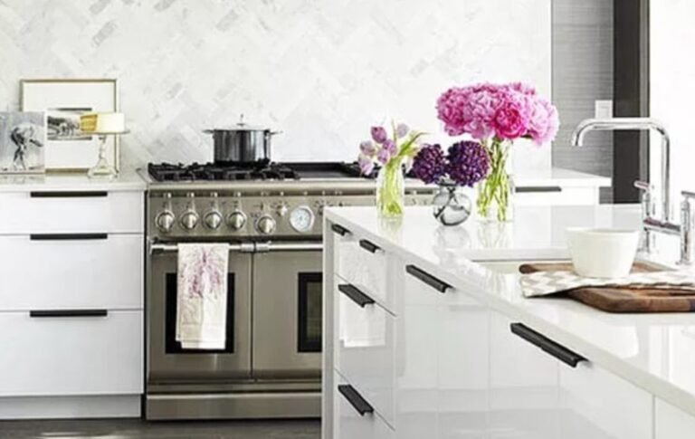 una cucina pulita con fiori freschi