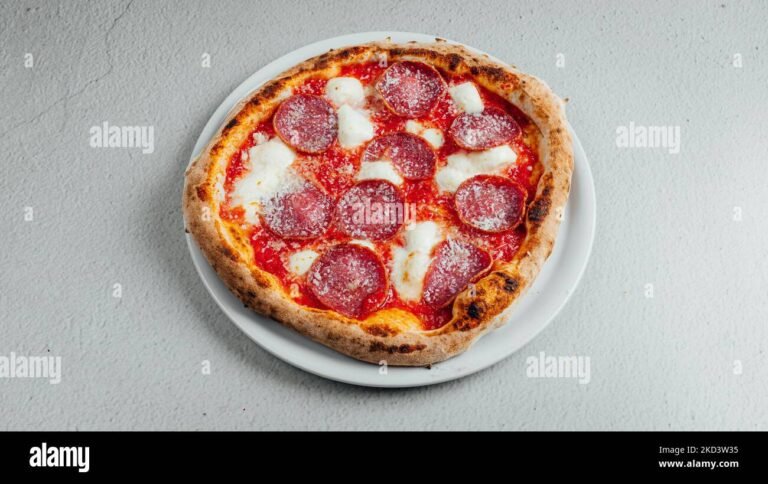 una deliziosa pizza appena sfornata