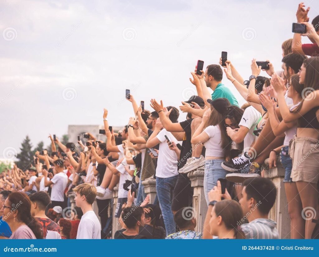 Quali Sono Gli Hashtag TikTok Più Virali Da Utilizzare 1 una folla di persone che scattano foto