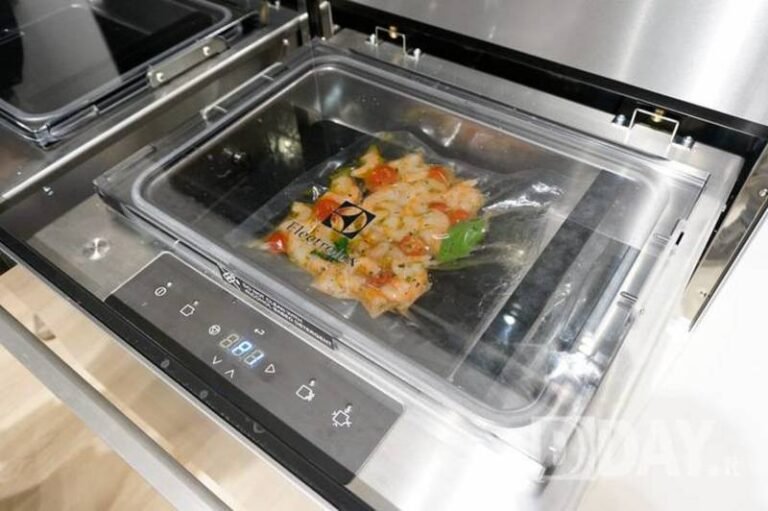 una macchina sottovuoto a campana in azione