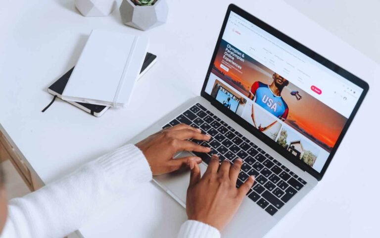 una persona che cerca appartamenti online