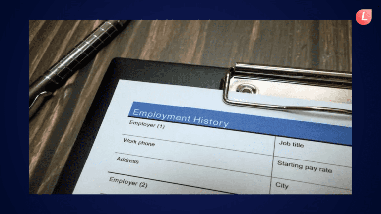 una persona che compila un modulo di candidatura