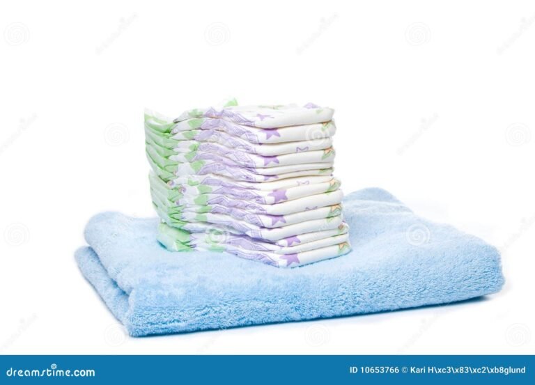 una pila di pannolini per neonati