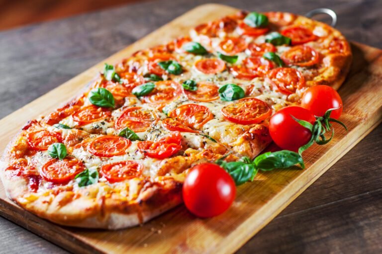 una pinsa fumante su un tavolo