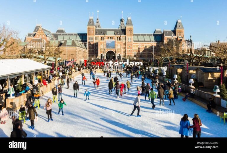 una pista da pattinaggio sul ghiaccio affollata
