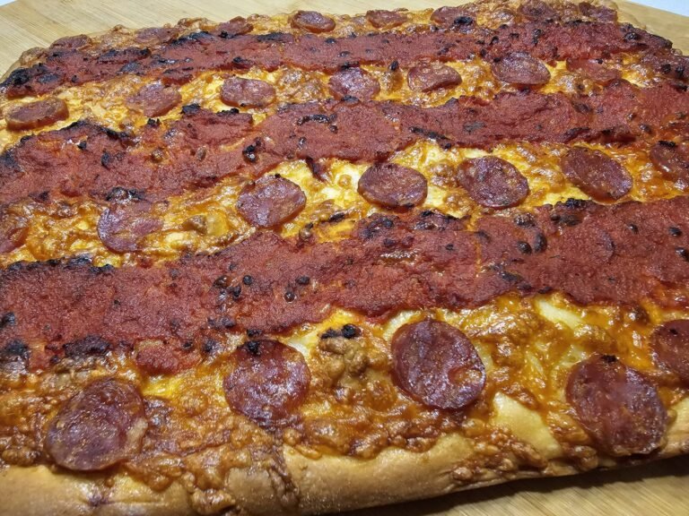 una pizza con crosta dorata e croccante