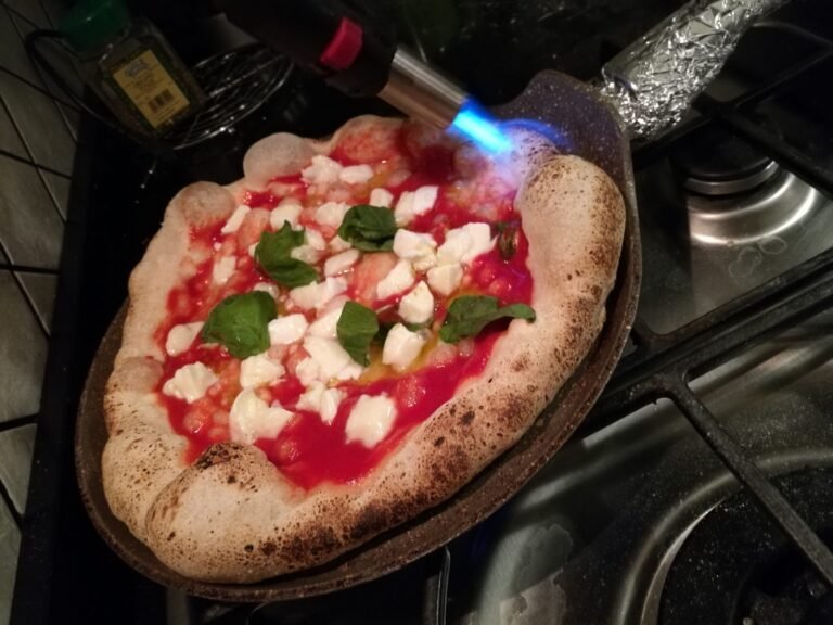 una pizza fumante su una pietra refrattaria