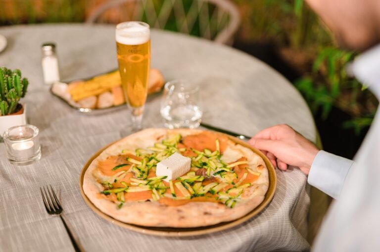 una pizza gourmet su un tavolo accogliente