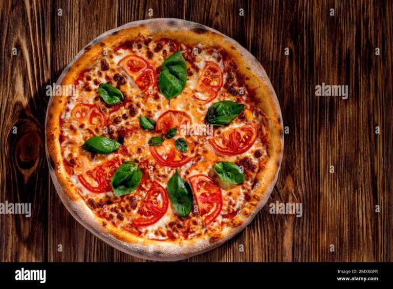 una pizza profumata con ingredienti freschi