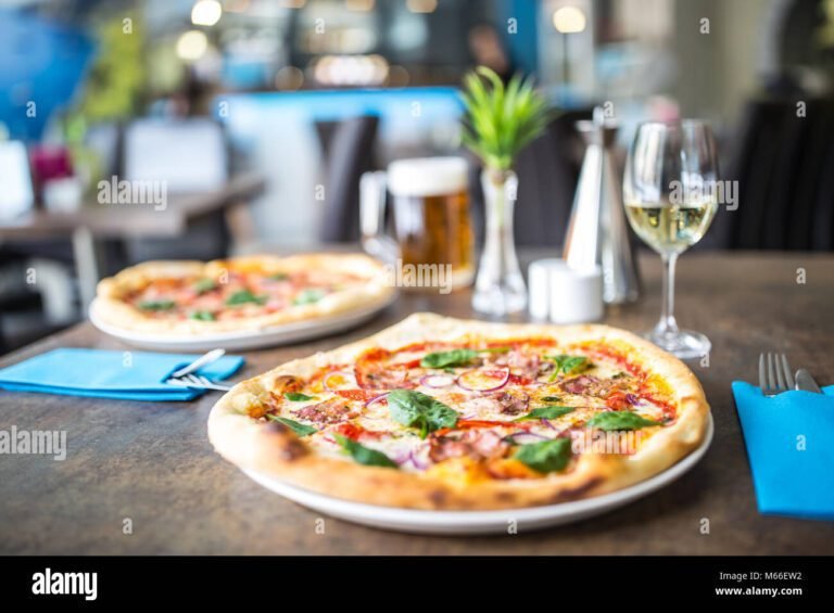una pizza romana servita su un tavolo