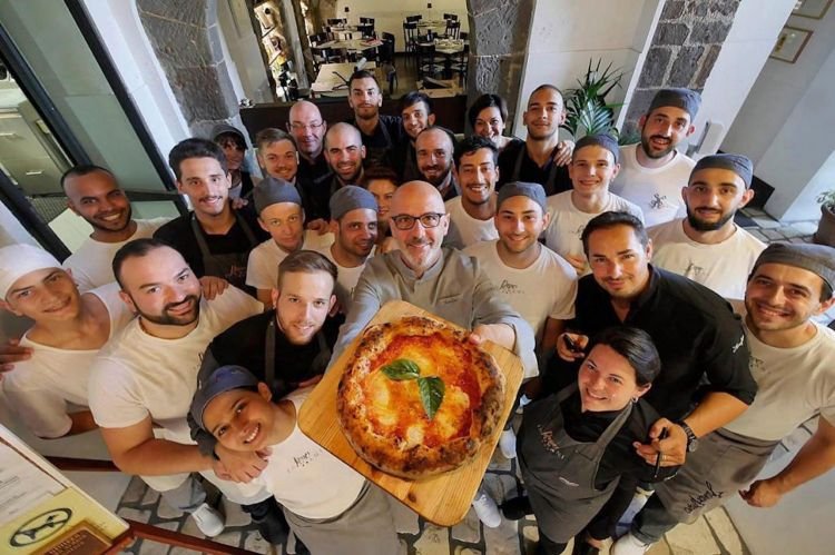 Dove trovare le migliori porzioni di pizza a Piazza Carlo III