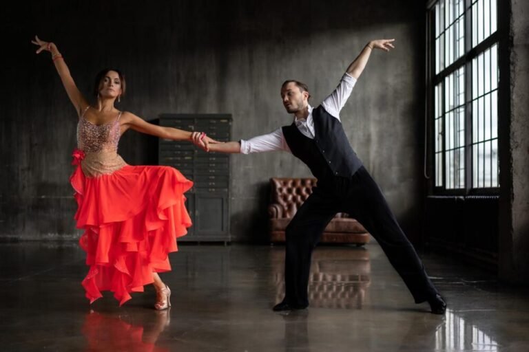 una scena di danza con abiti colorati