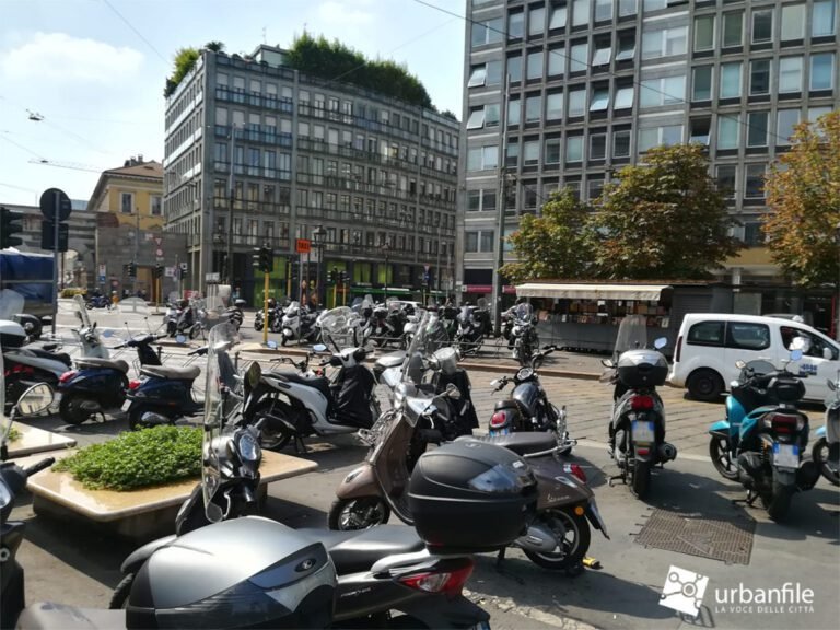 una t max parcheggiata in una piazza milanese