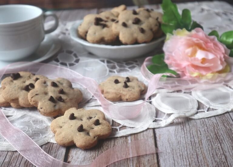 una tavola imbandita con biscotti freschi