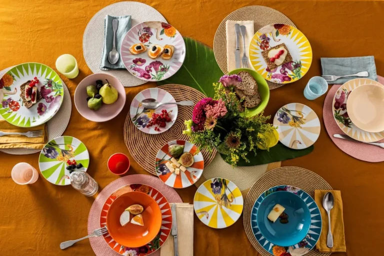 una tavola imbandita con piatti colorati