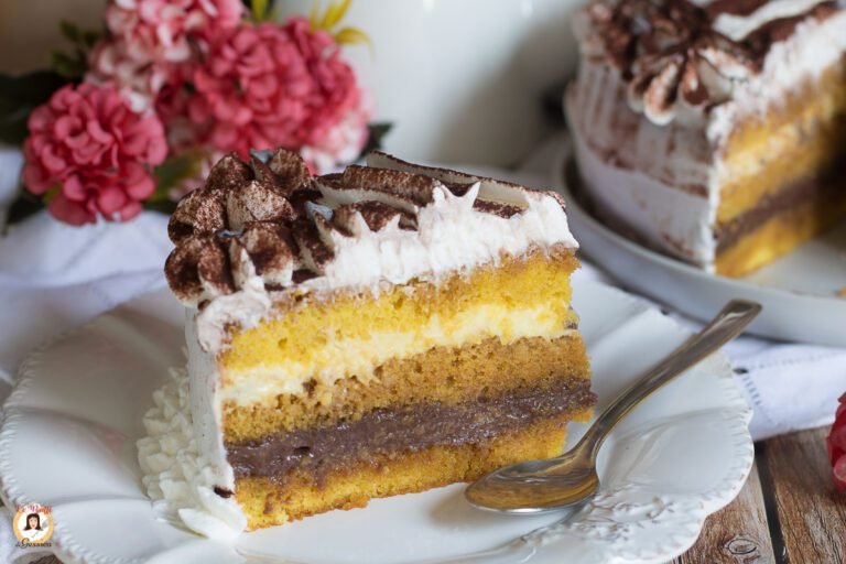 una torta pan di spagna ben decorata