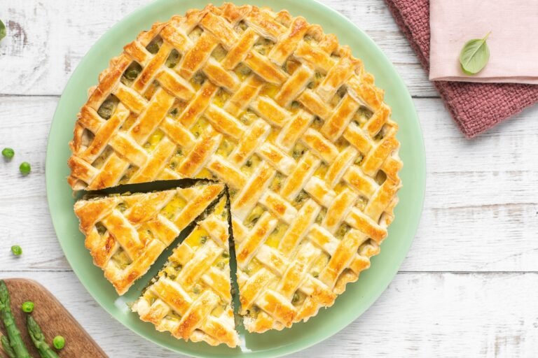 una torta salata dorata e appetitosa