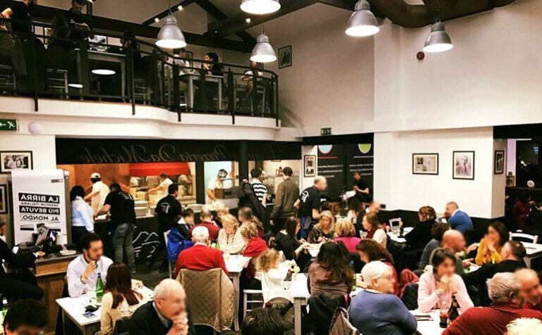 una tradizionale pizzeria napoletana affollata