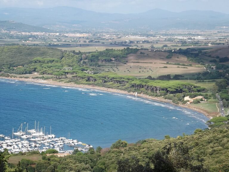 una vista panoramica del golfo di baratti