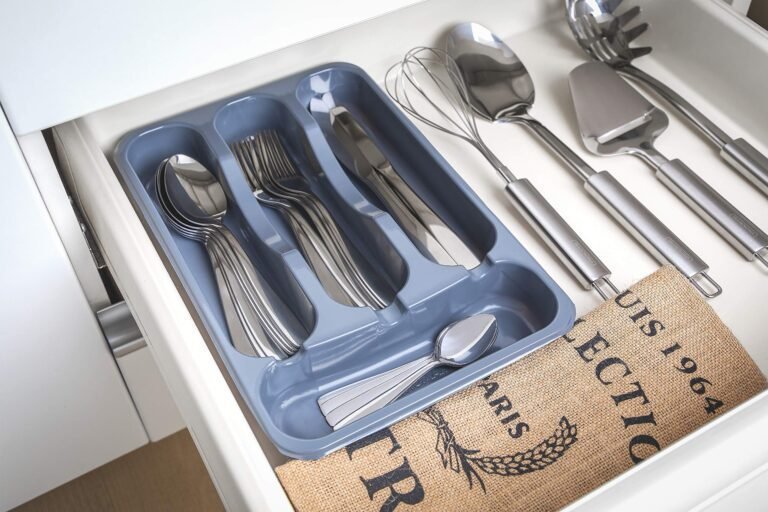 utensili da cucina tramontina su un tavolo