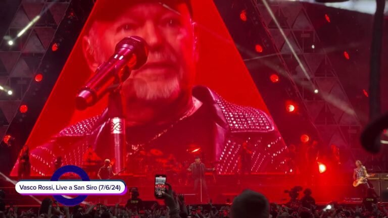vasco rossi sul palco con pubblico entusiasta