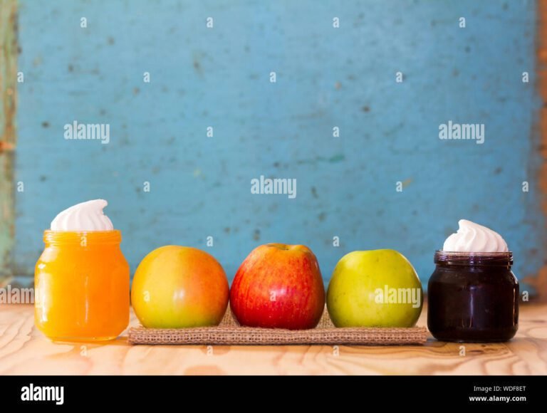 vasi colorati di marmellate e frutta fresca