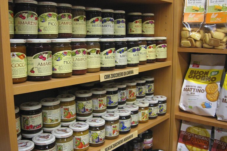 vetrina di prodotti biologici freschi