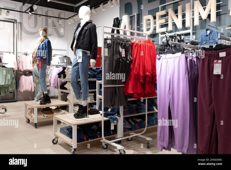 vetrina di un elegante negozio di abiti