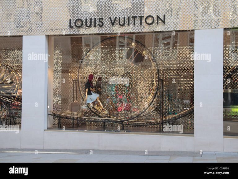 vetrina elegante di un negozio louis vuitton