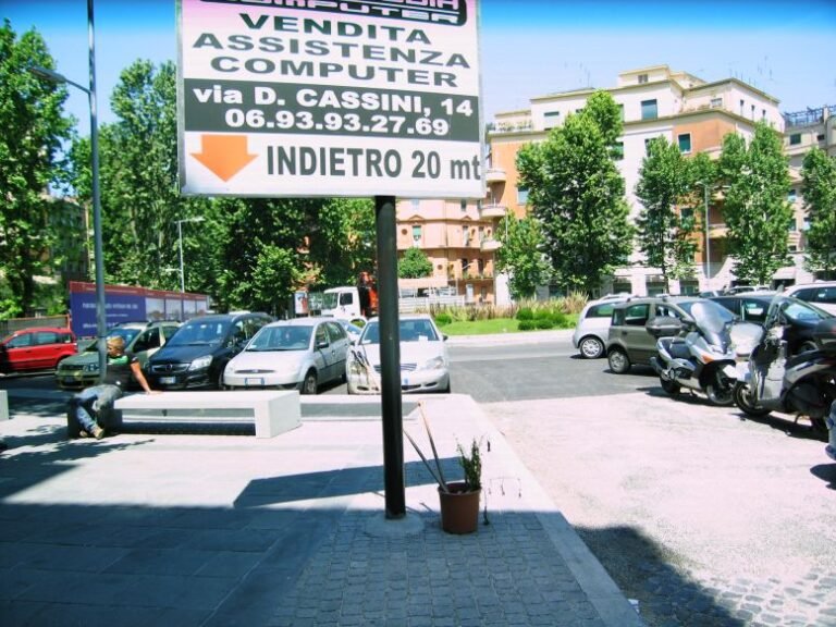 viale alberato con cartelli affittasi visibili