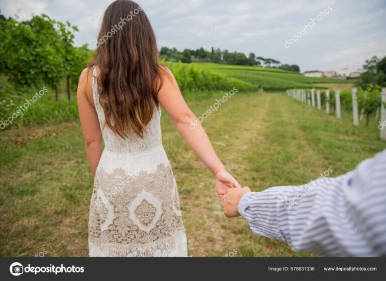 vigneti al tramonto con coppia innamorata
