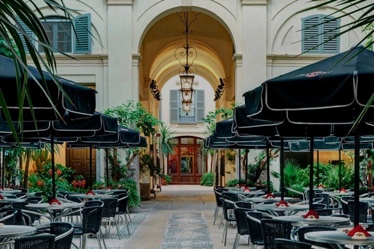 vista della via po con ristoranti affollati