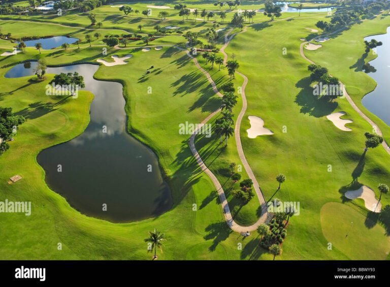 vista panoramica del campo da golf tropicale
