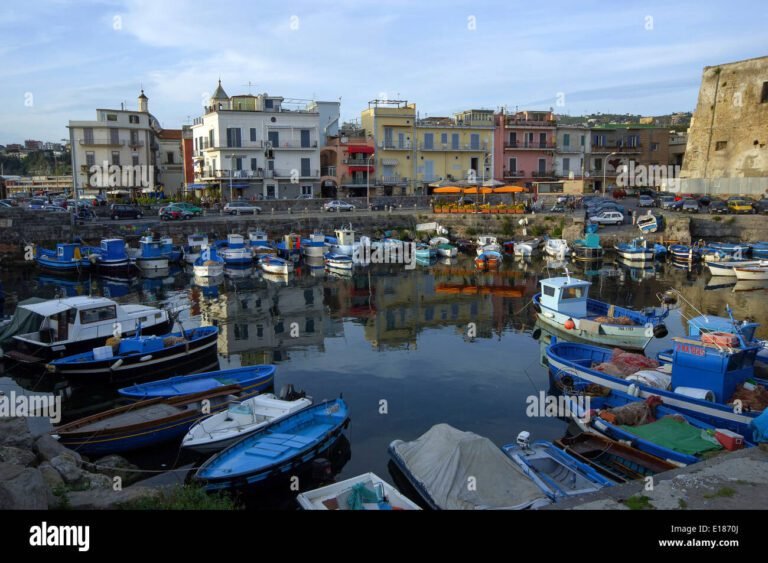 vista panoramica del porto di pozzuoli