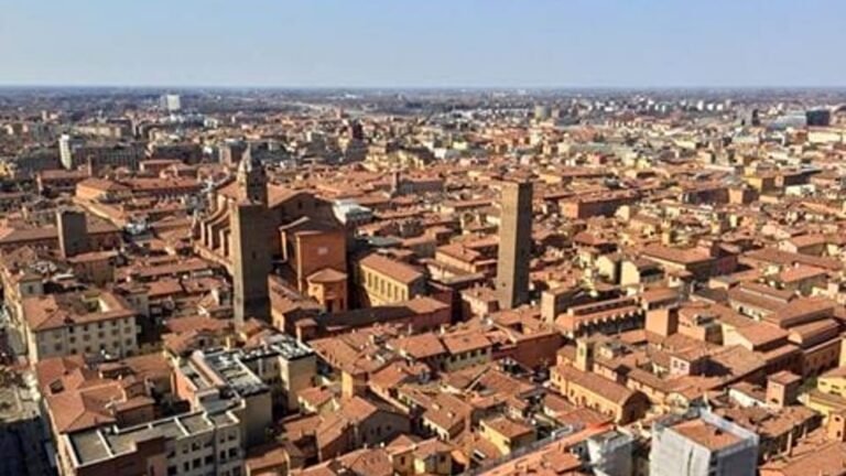 vista panoramica della citta di bologna