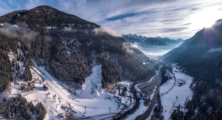 vista panoramica delle dolomiti con stadi