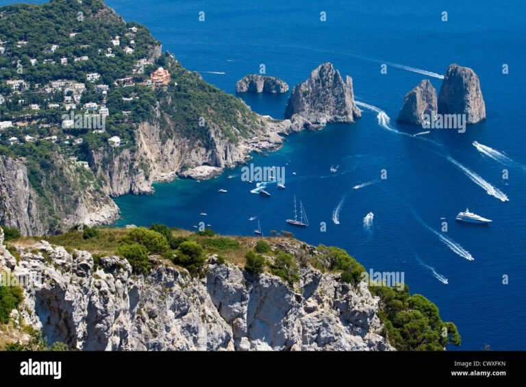 Quali sono le attrazioni e il fascino della Buca di Bacco a Capri 32 vista panoramica di capri con mare blu