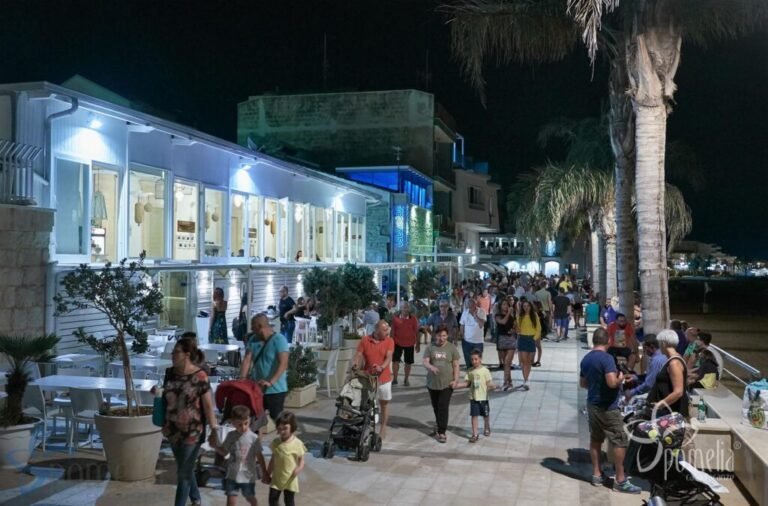 vista panoramica di marina di ragusa affollata