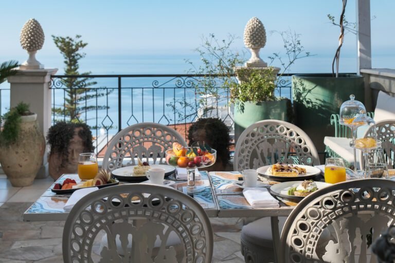 Dove si trova il bar Louis Vuitton a Taormina e quali servizi offre 14 vista panoramica di taormina con bar