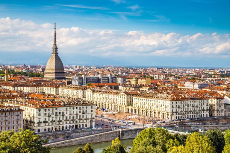 vista panoramica di torino con innovazioni urbane