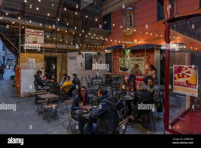 vista panoramica di un vivace locale notturno